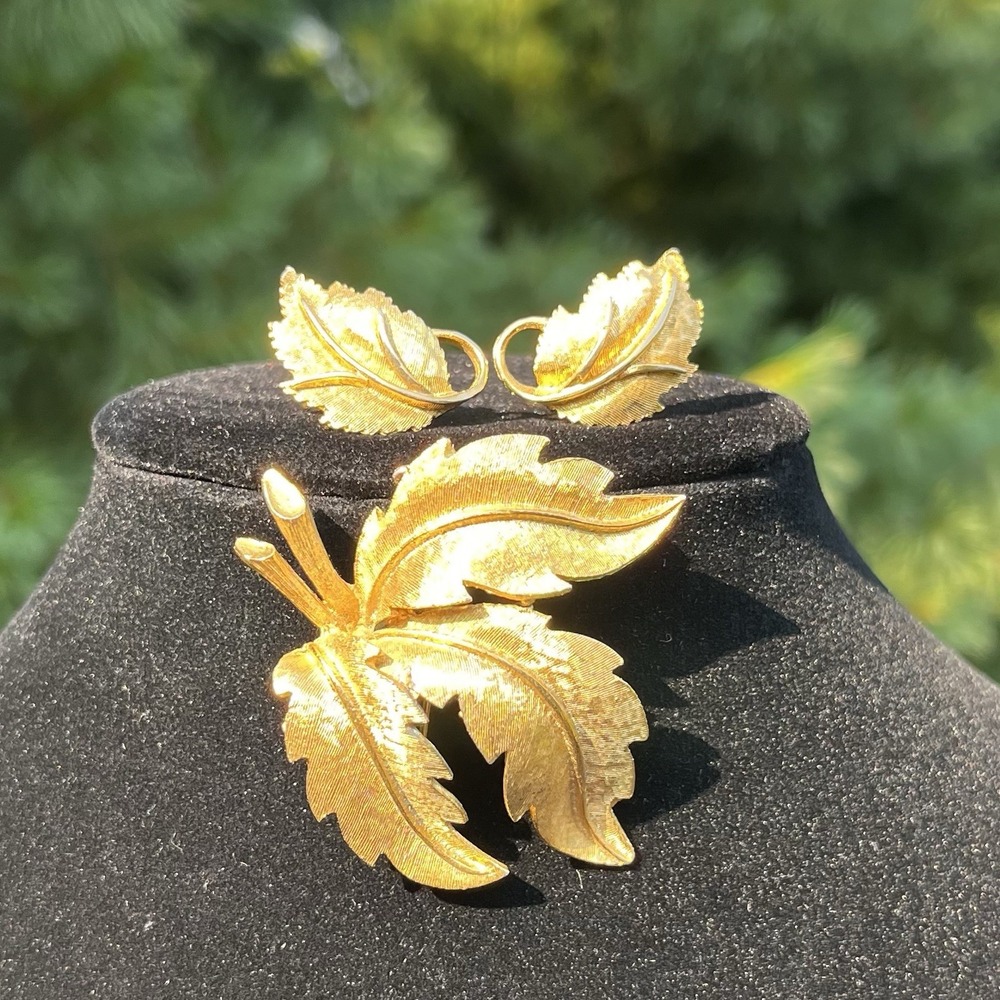 Vintage BSK Gold Tone Leaf‎ Brooch & Clip On Earrings Set Demi Parure MCM Signed